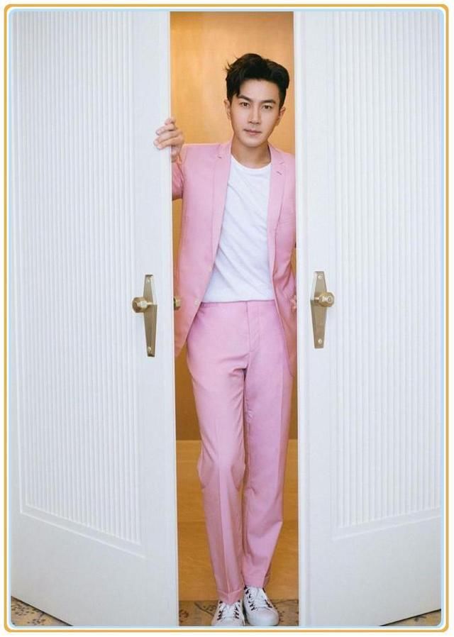 刘恺威厉害!44岁穿粉色西装竟比32岁郑恺还嫩,杨幂品味就是高!