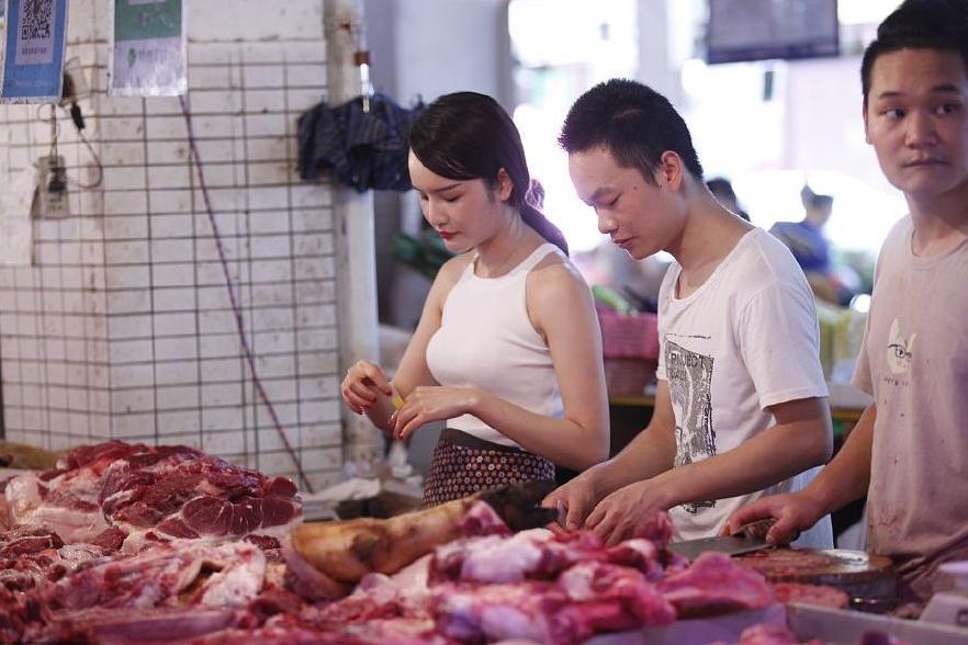 美女摆摊卖猪肉走红 气质身材堪比模特手上磨出老茧