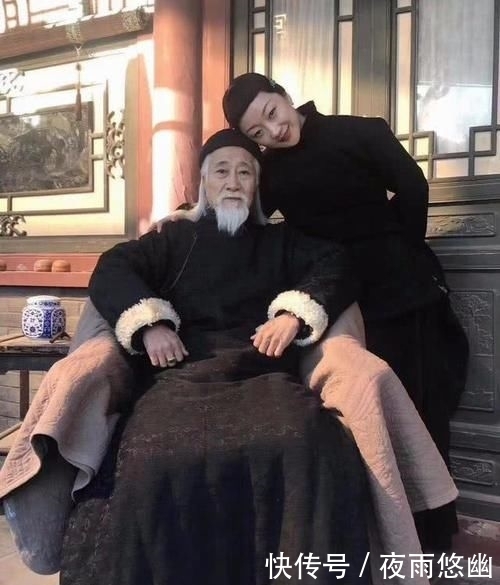 「翡翠蓝靛」《新世界》关宝慧穿旗袍时髦保守,那是没见她私下,穿衣大胆张扬