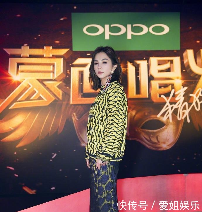 陈嘉桦脚踩恨天高, 搭配浅色短裙很淑女, 网友: 这才叫女人!