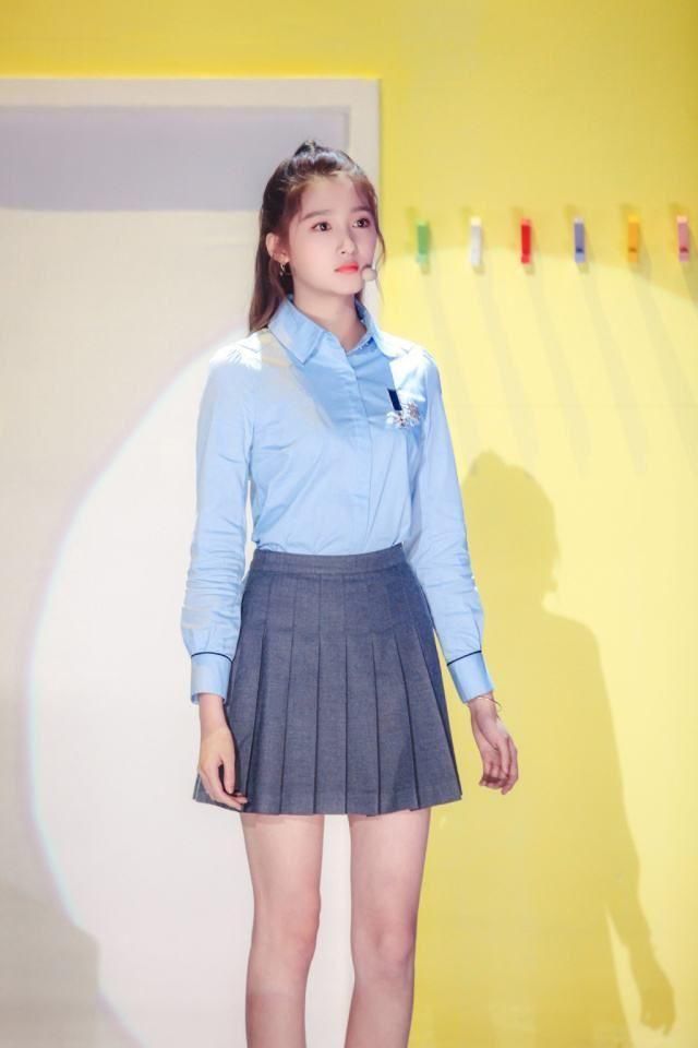 关晓彤，吃麻辣烫，是不是又瘦又漂亮?网友:瘦回来就不用像蒋欣