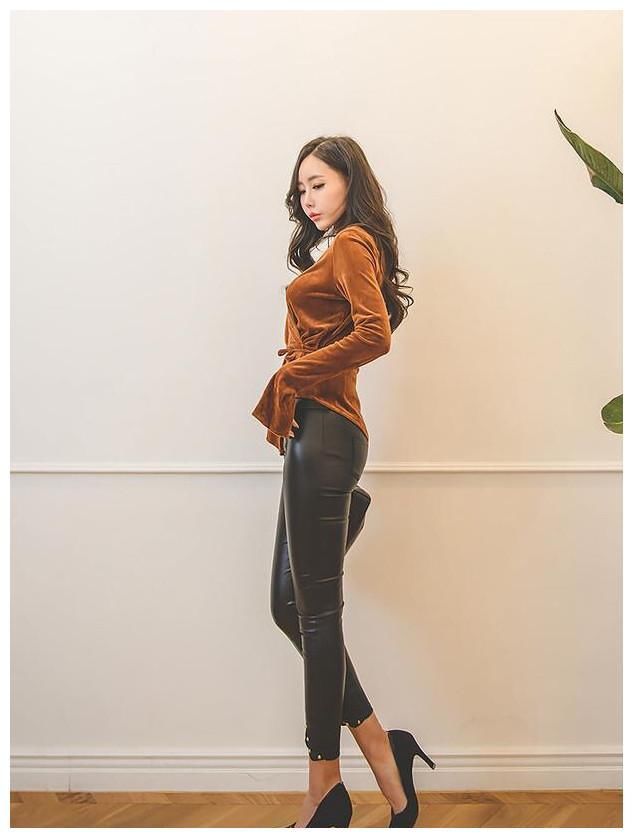尹爱智穿上这样的皮裤，展现出优美的身材曲线，时尚又有女人味