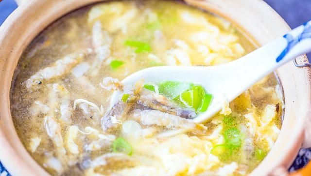  #沙子#农村河里，一种趴在沙子里的小鱼，以前没人要，如今真是