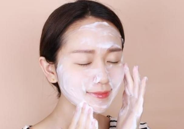 『美容师』白醋洗脸真能美白?美容师:不注意好3件事,没效果还易伤脸!