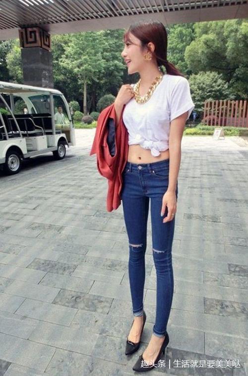 穿牛仔裤的美女，小姐姐有独特魅力，这样的身材更有美感！