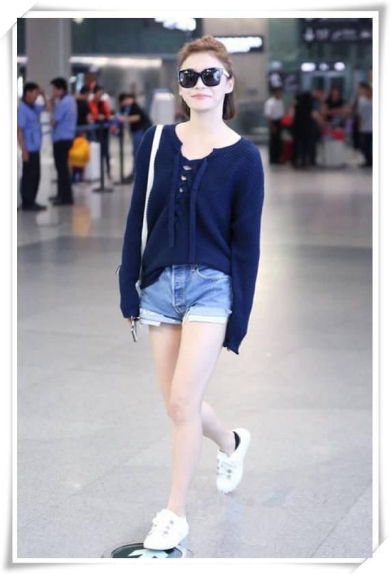 袁姗姗为博眼球，牛仔短裤上套迷你皮裤，网友:这也太撩人了吧!