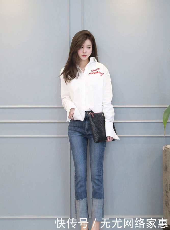  「气质」气质的牛仔裤穿搭，搭配白色休闲衬衫，学姐显得很甜美