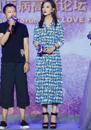 “小燕子”又回来了！42岁赵薇瘦身成功，浅蓝色连衣裙少女感满满