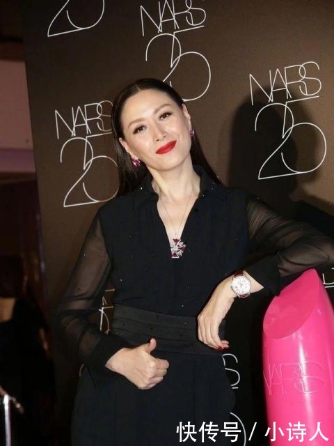 开叉设计■穿黑色连体裤配红唇亮相,气质太惊艳,任达华老婆琦琦不愧是超模