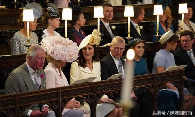 我们错过了凯特王妃递给梅根婚礼花束的瞬间？或许真相并非如此！