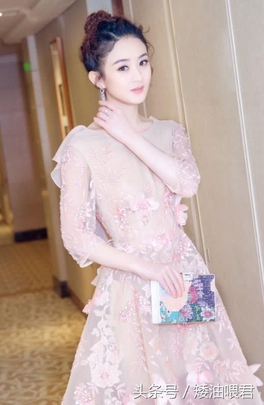 赵丽颖真会玩!裙子从正面看像床单,背后亮了,原来你是要上天啊