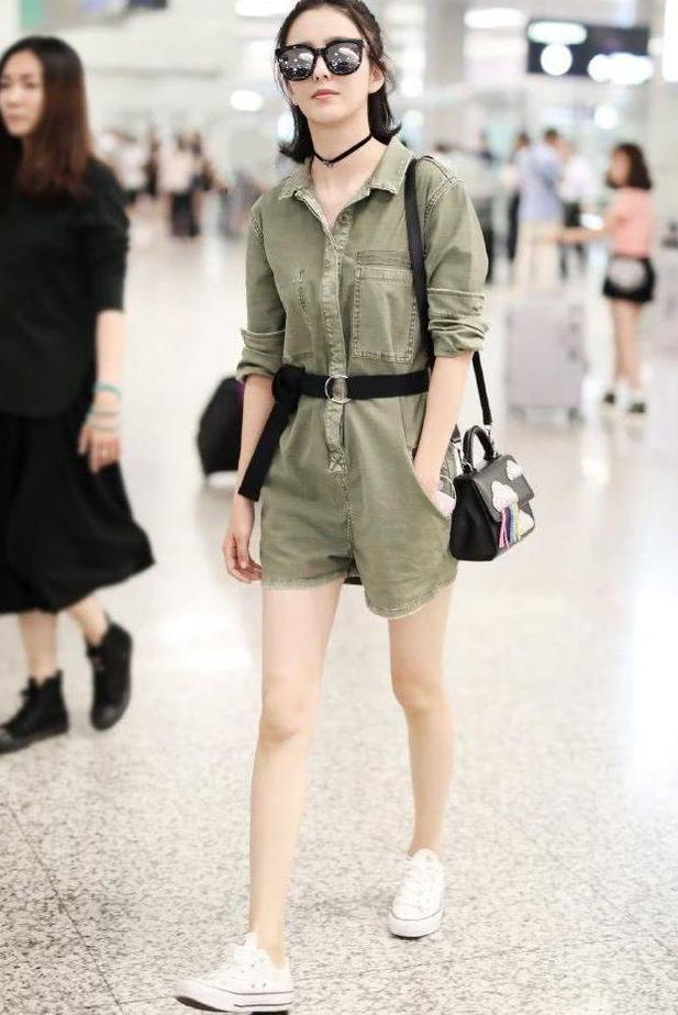 佟丽娅嫌短裤太紧，故意从侧边剪到大腿根，这种穿法还真没见过