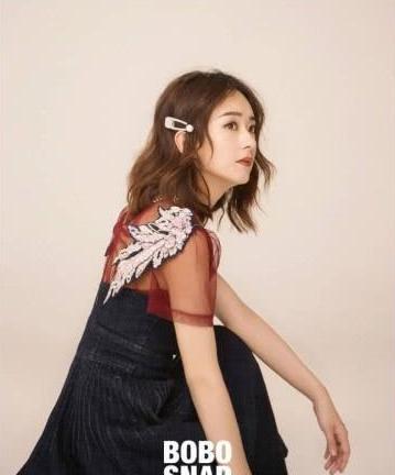 30岁赵丽颖撞衫35岁张钧甯，女孩和女人的气质差距一目了然