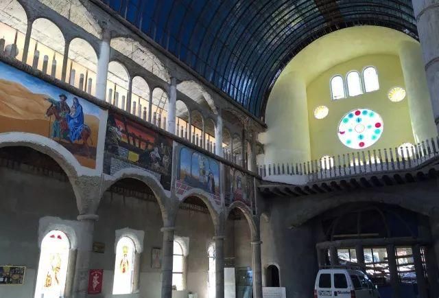 他用半个世纪捡来的垃圾建成教堂，不用起重机，仅凭双手创造奇迹