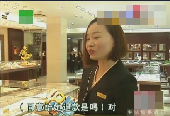 女子老凤祥买金项链不能戴 店长: 这是很灵动的设计是正常的