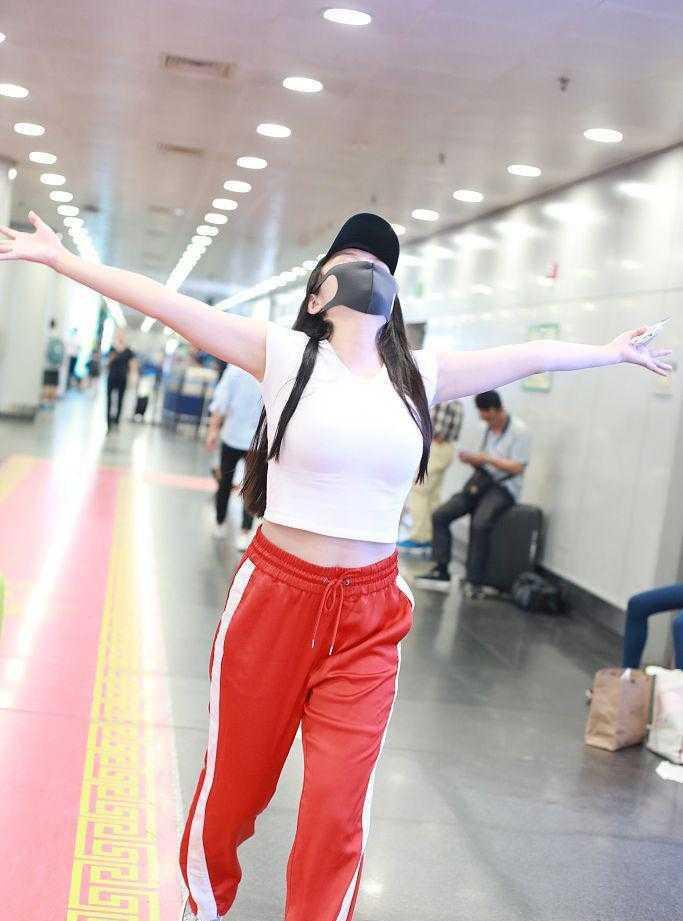 徐冬冬这身材也太犯规了，硬生生把T恤衫撑成了紧身衣秀曲线吸睛