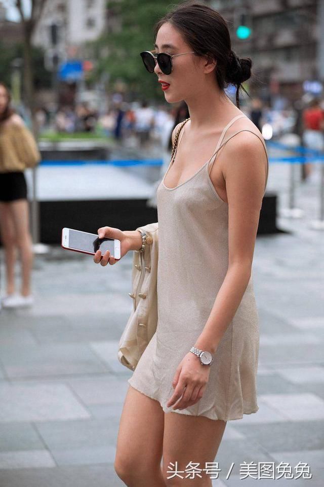 薄款吊带连衣裙，简约小性感，尽显小姐姐的完美好身材！