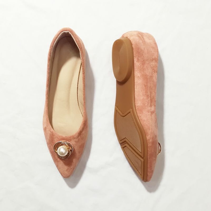 高跟鞋虽然超有女人味，但不露痕迹显高，平底鞋也可以