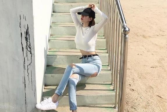 非常有型的牛仔裤美女，凸显魅力小蛮腰，回头率百分百