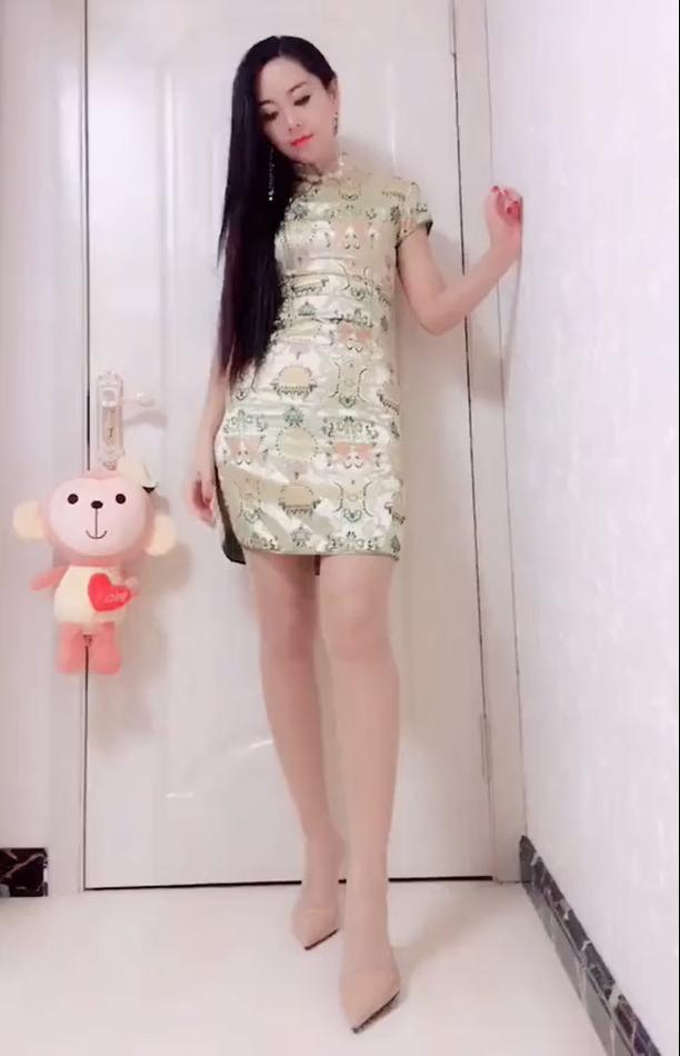 旗袍、肉色丝袜一起穿，无法遮掩、非常的吸引人