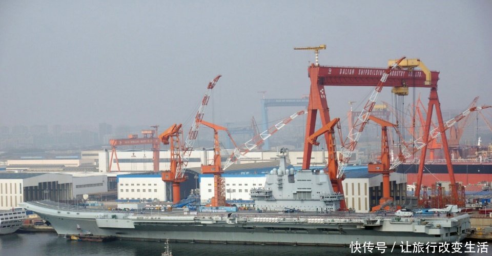 我国首艘国产航空母舰出坞