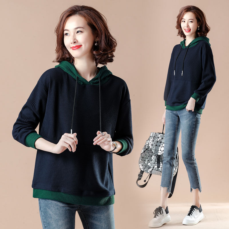 有一种流行叫“卫衣+牛仔裤”，少女感十足，7080后可别错过