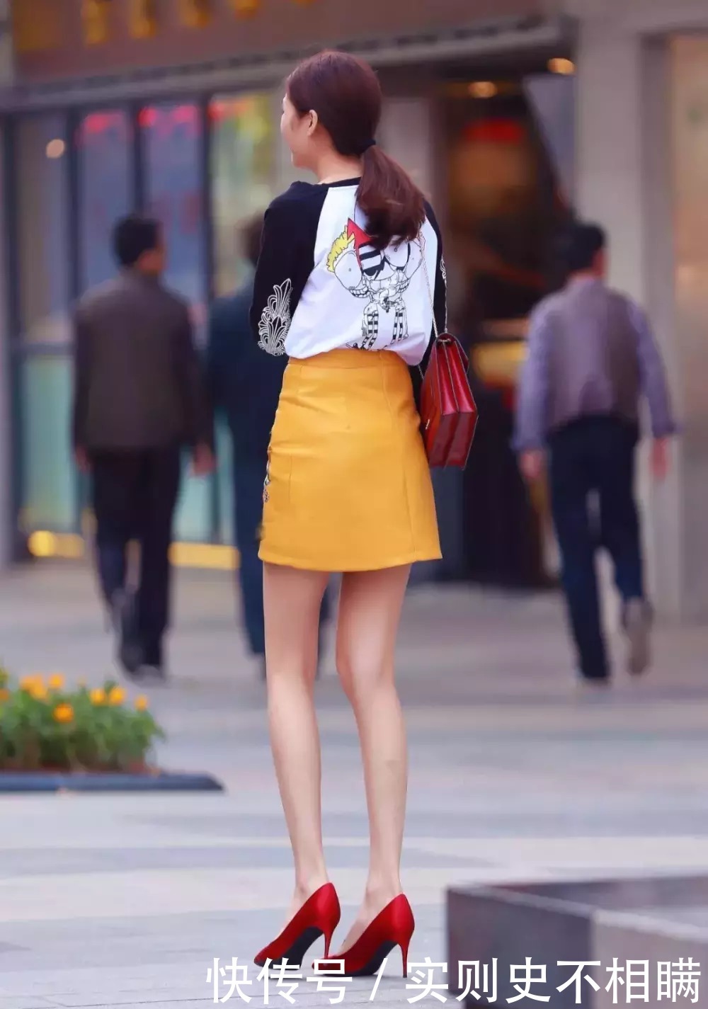辣妈|街拍 穿红色高跟鞋的长腿辣妈, 美不胜收!