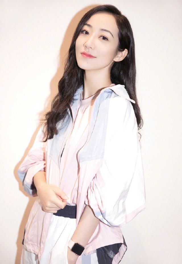 64岁的赵雅芝真是会穿，和34岁的韩雪同穿阔腿裤，气质上完全不输