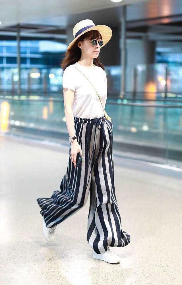 张静初白T搭阔腿裤秀“度假风”，网友：头上“农民工草帽”火了