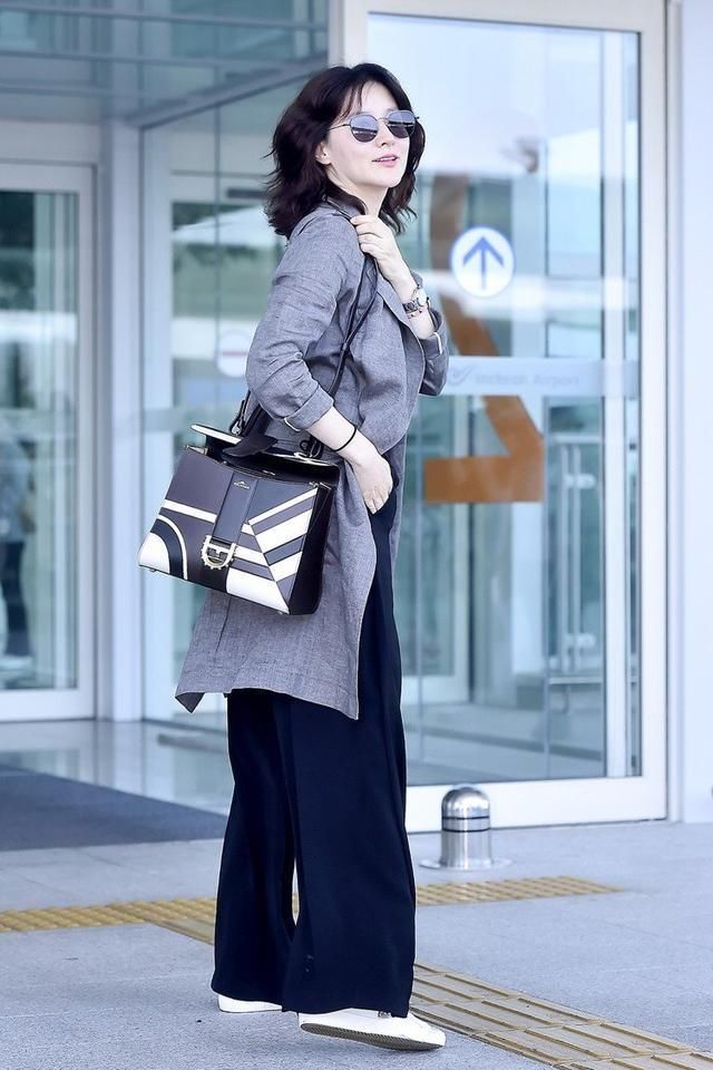 梅根王妃为什么不用好一点的包包?李英爱机场包等于一部车的首付