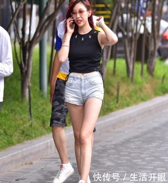  #美女#街拍美女：青春靓丽的小姐姐，牛仔裤简单搭配，衬托时尚气质！