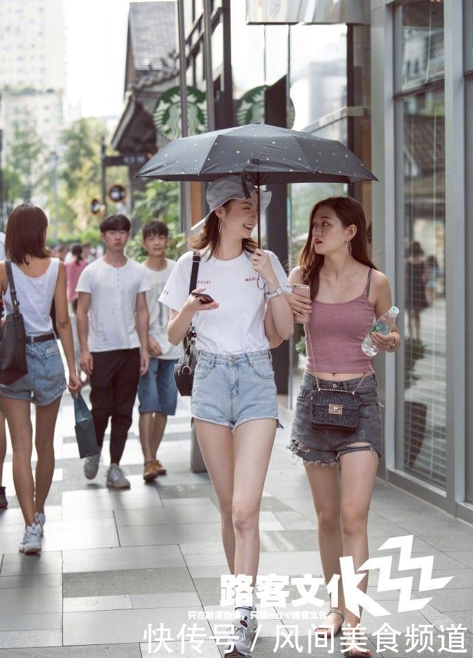  美女■街拍 穿紧身长裤的美女们, 拥有让人惊叹的好身材, 太撩人!