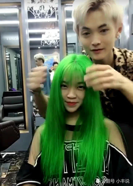 黄发小姐姐想换个比较吸睛的发色，做完后自己都楞了，网友：这下