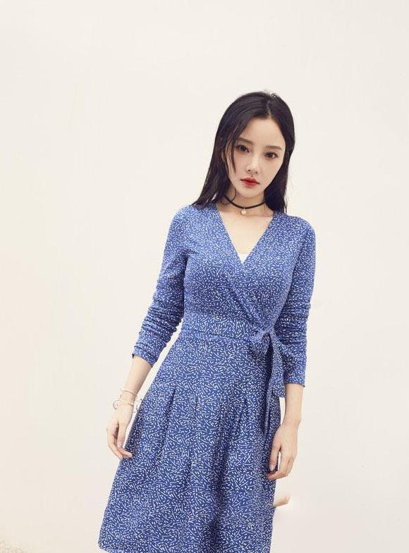 李小璐：薄纱裙性感，紧身裤诱人，连衣裙很风韵！