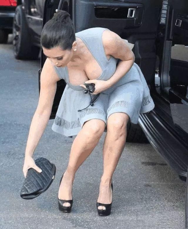 街拍美女:美女身穿连衣裙弯腰捡包瞬间