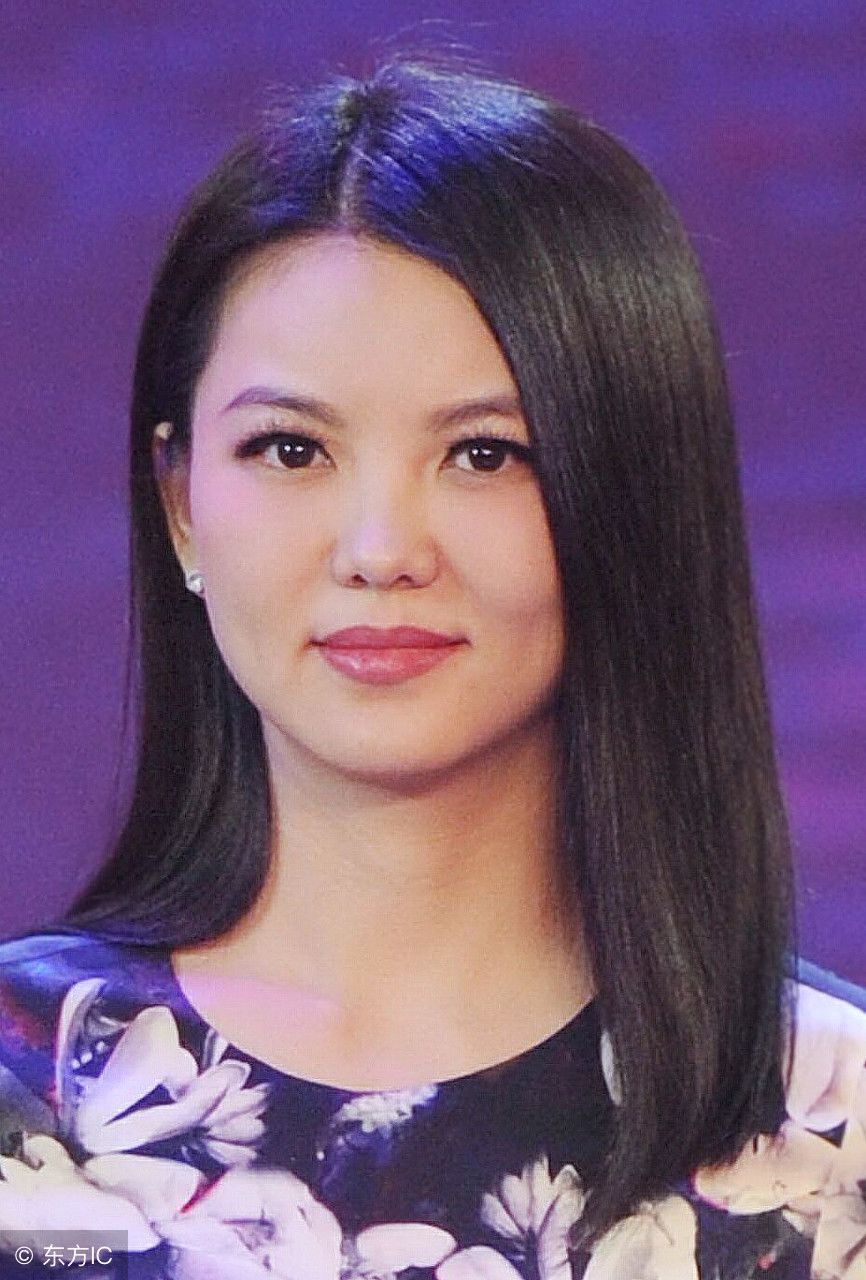 41岁李湘减肥5年终于成功,仅仅是一条碎花裙坐下后就看点十足