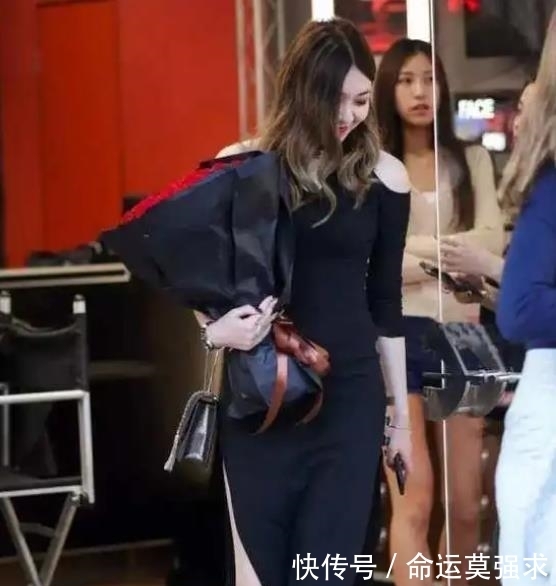 风采|街拍:瑰姿艳逸的美女,身穿白色上衣配雪纺裙子,魅力风采无限美