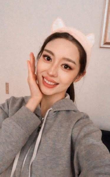  [样子]吉娜跑偏变网红！明明是小清新非要化浓妆，大厚嘴唇实在欣赏不了