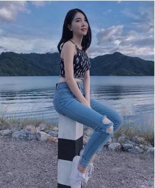 穿紧身牛仔裤的小姐姐，完美呈现高雅的美丽与时尚，性感十足！