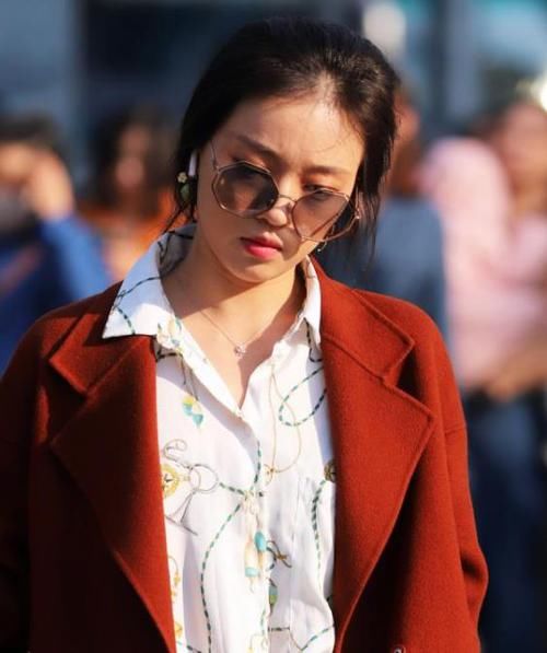  「小姐姐」街拍：面带微笑的美女，一件白色外套配格子裤裙，时尚优雅气质