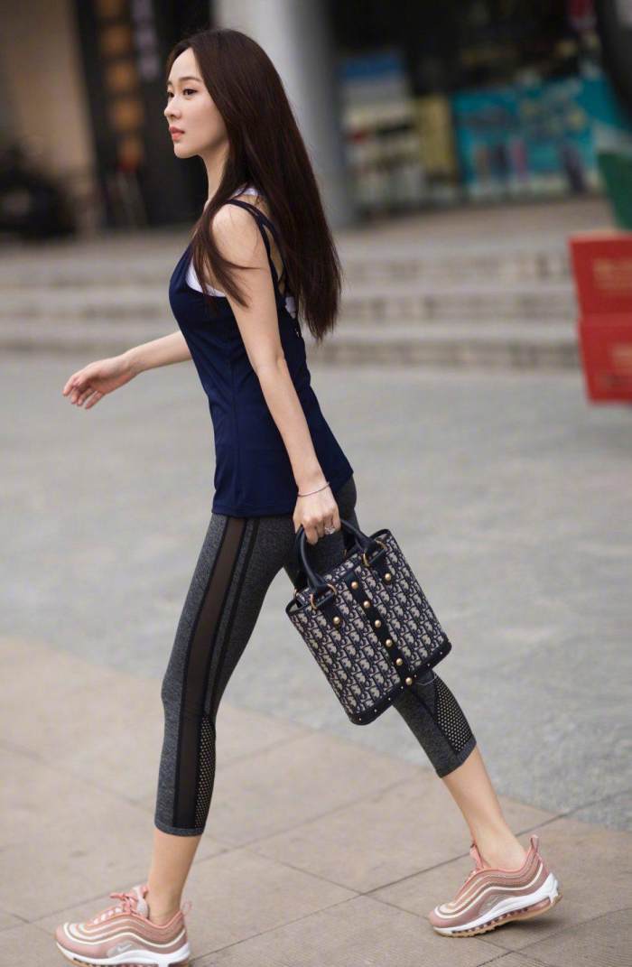 霍思燕真厉害！这紧身裤硬是塞进去吧？网友：刚生完孩子就恢复成