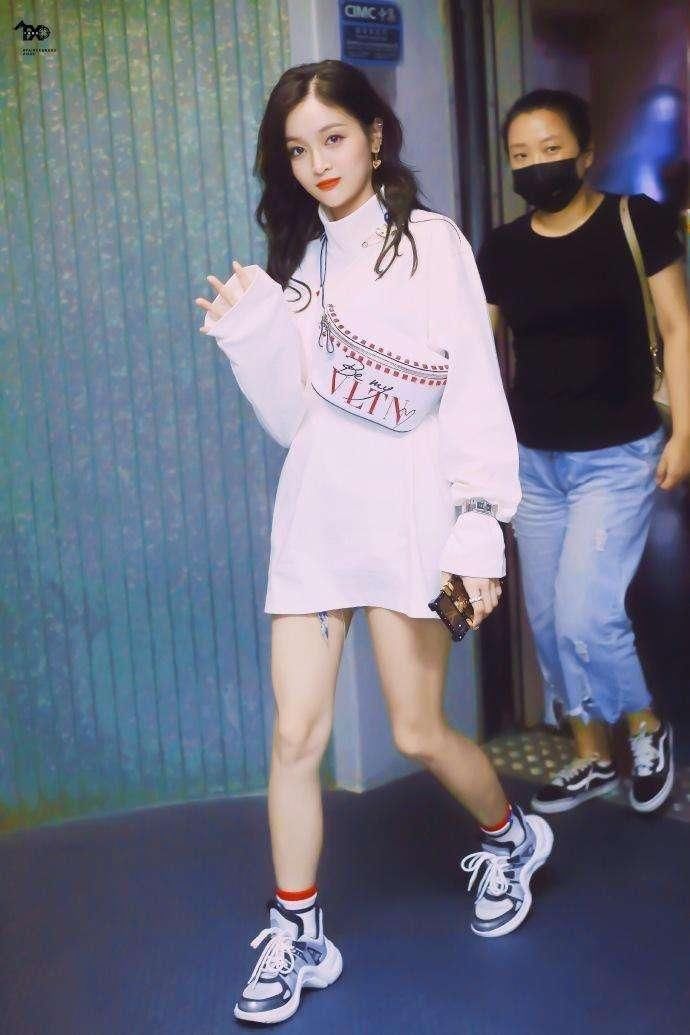 同是下衣消失,程潇性感,鞠婧祎可爱,杨超越腿长,而她让人尴尬