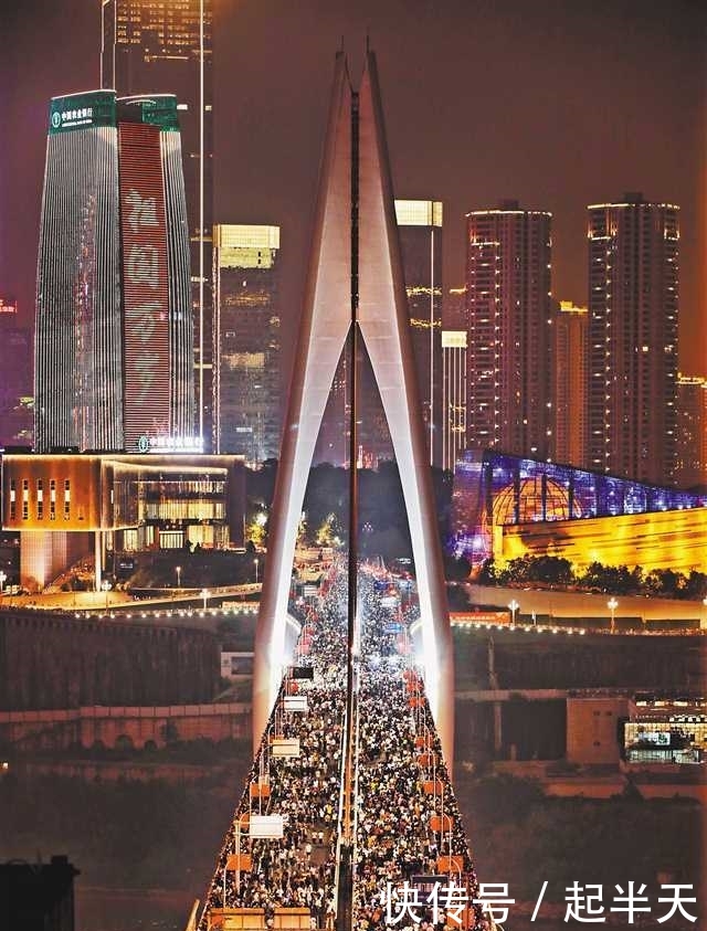 重庆有多宠游客?重庆市民:三条短信让我错峰出门