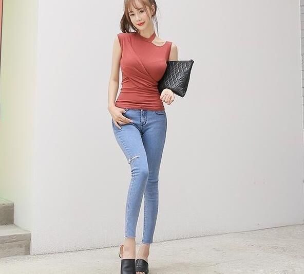 街拍：可爱的紧身牛仔裤小姐姐，散发着迷人气息！