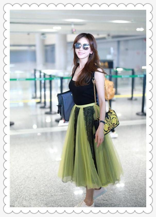 戚薇为博眼球，穿无袖衫秀性感，结果撞上林志玲，身材差距立显!