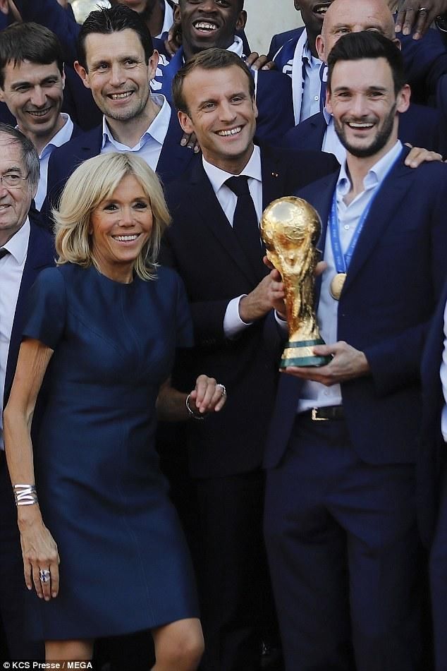 65岁布丽吉特欢迎凯旋的球星,她穿着蓝色短袖连衣裙,简约别致!