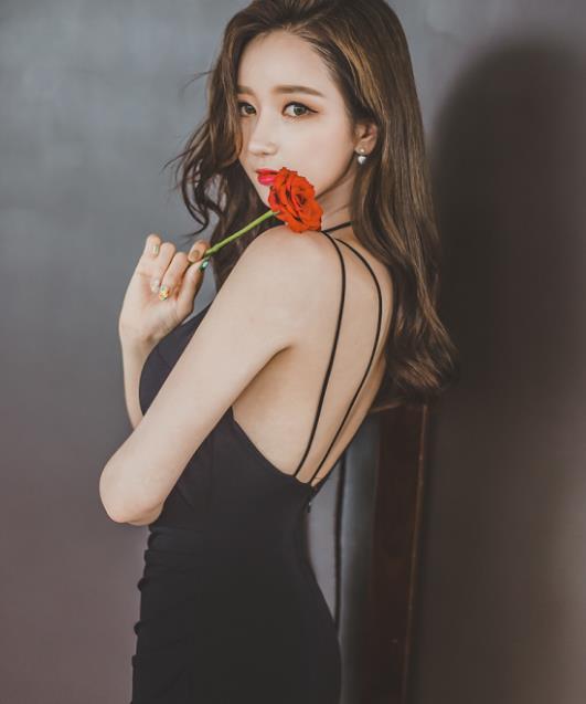连衣裙|李妍静,一件黑色的开叉连衣裙