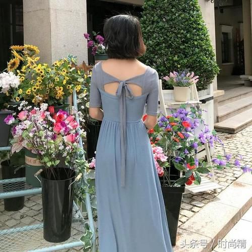 露背连衣裙,性感一点才吸睛