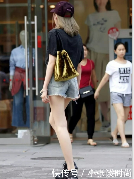 街拍,皮肤白皙身材苗条气质小姐姐穿热裤就是好看,发色抢眼!!