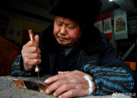 春节将至 又到木版年画艺人秀手艺的时候了